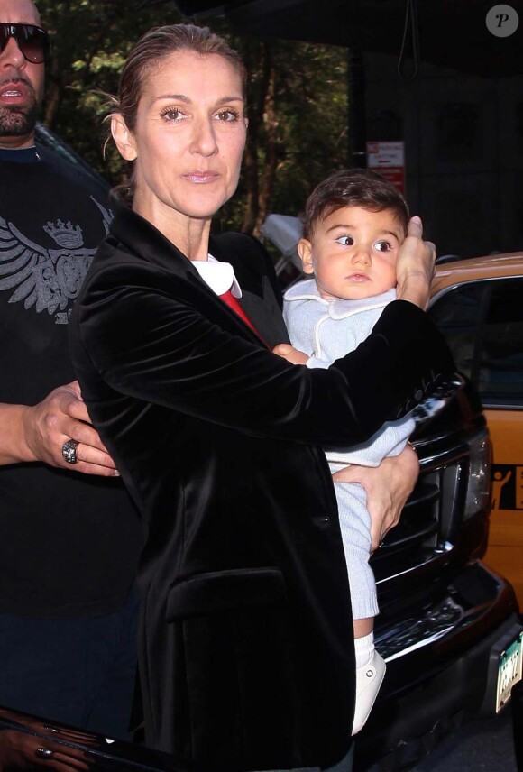 Céline Dion et l'un de ses jumeaux à New York, le 16 septembre 2011.