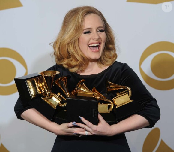 Adele aux Grammy Awards avec ses six trophées, à Los Angeles, le 12 février 2012.