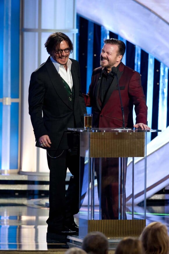 Johnny Depp et Ricky Gervais à la cérémonie des Golden Globes, Los Angeles, le 15 janvier 2012.