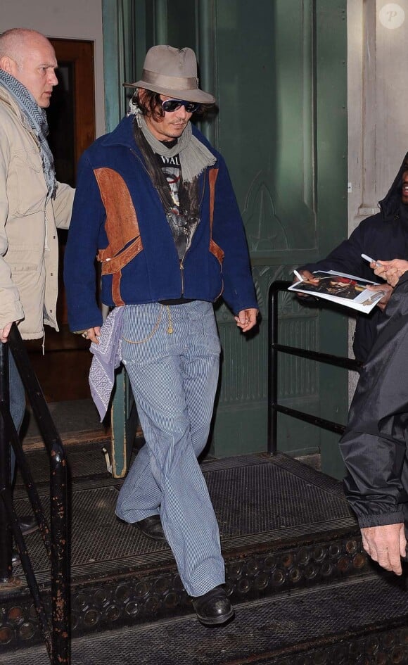 Johnny Depp, égal à lui-même, à la sortie de son immeuble new-yorkais, le 27 février 2012.