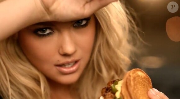 Kate Upton en plein orgasme culinaire sur un drive-in. Le mannequin de 19 ans nous montre comment dévorer un hamburger avec sensualité !