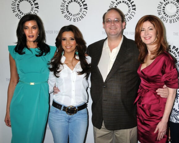 Marc Cherry avec le casting de Desperate Housewives, à Los Angeles, en avril 2009.