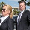 Nicollette Sheridan et son avocat se rendent au procès contre le scénariste Marc Cherry, à Los Angeles, le 1er mars 2012