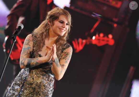 Coeur de Pirate, enceinte (tout comme Alessandra Sublet), défendait Blonde. 27e Victoires de la Musique, le 3 mars 2012 au Palais des Congrès de Paris.