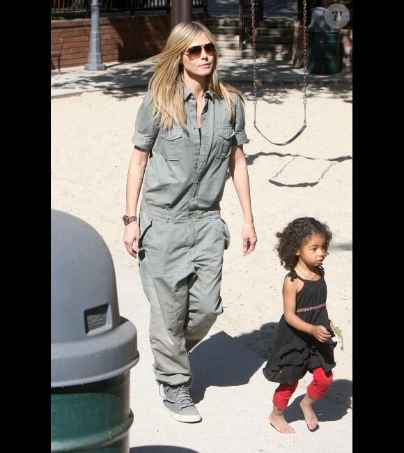 Heidi Klum et sa fille Lou dans un parc de Los Angeles, le 3 mars 2012.