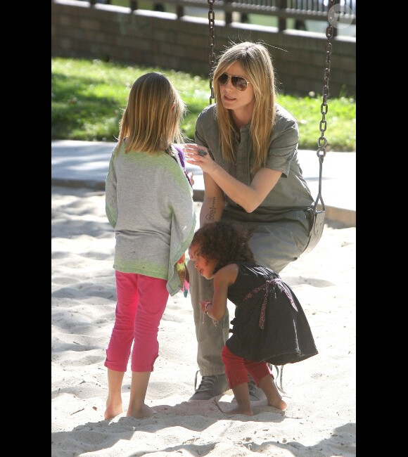 Heidi Klum et ses filles Leni et Lou, dans un parc de Los Angeles, le 3 mars 2012.