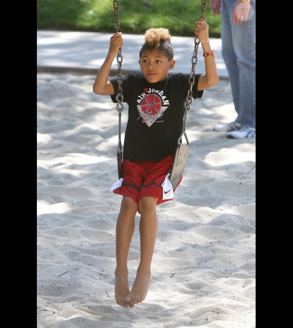 Henry, le fils aîné d'Heidi Klum et de Seal, dans un parc de Los Angeles, le 3 mars 2012.