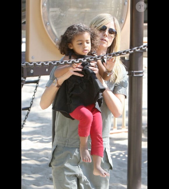 Heidi Klum et sa benjamine Lou dans un parc de Los Angeles, le 3 mars 2012.