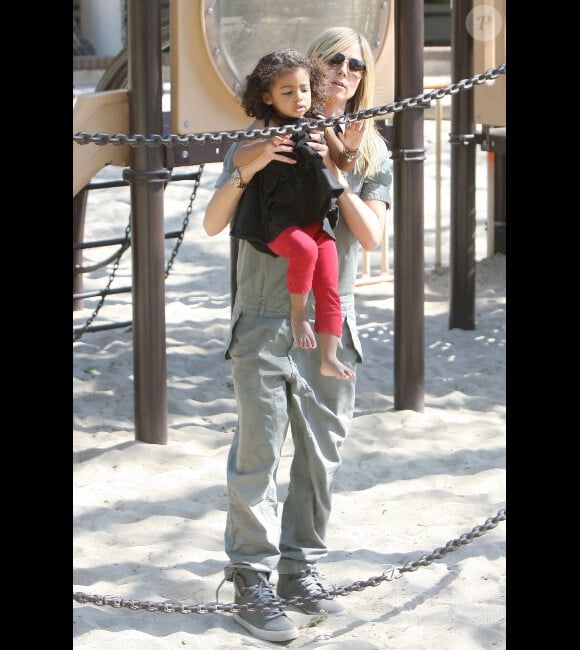 Heidi Klum et sa fille Lou dans un parc de Los Angeles, le 3 mars 2012.