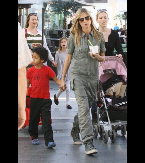 Heidi Klum et ses enfants vont au cinéma, à Los Angeles le 3 mars 2012.
