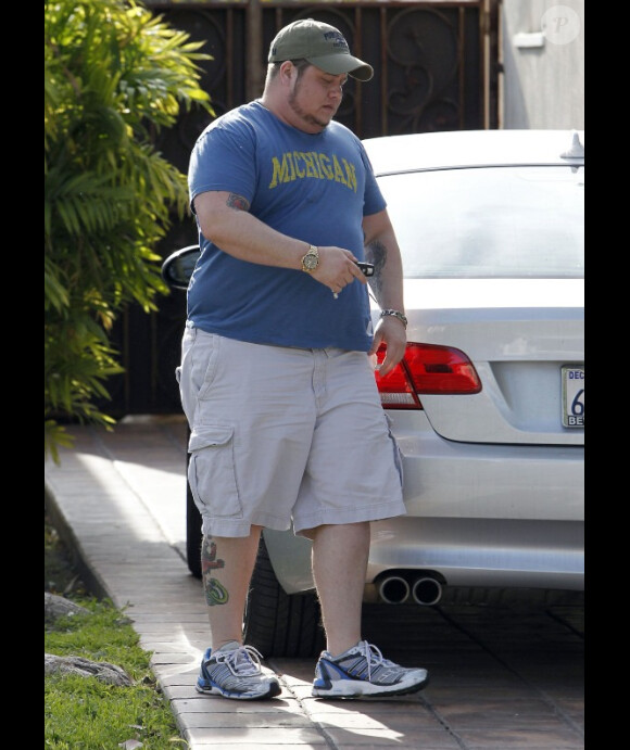 Chaz Bono rentre à son domicile après avoir fait quelques courses à Los Angeles, le vendredi 17 février 2012.