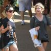 Vanessa Hudgens et son amie Ashley Benson dans un parc d'attractions à Tampa, le 3 mars 2012