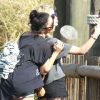 Vanessa Hudgens et son amie Ashley Benson dans un parc d'attractions à Tampa, le 3 mars 2012