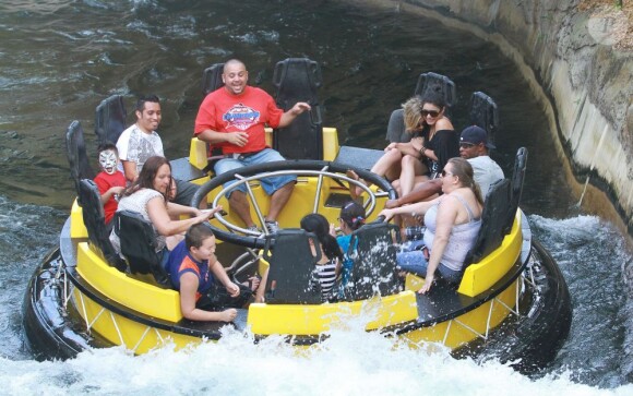 Dans la rivière infernale, Vanessa Hudgens et son amie Ashley Benson au parc d'attractions Busch Gardens à Tampa, le 3 mars 2012