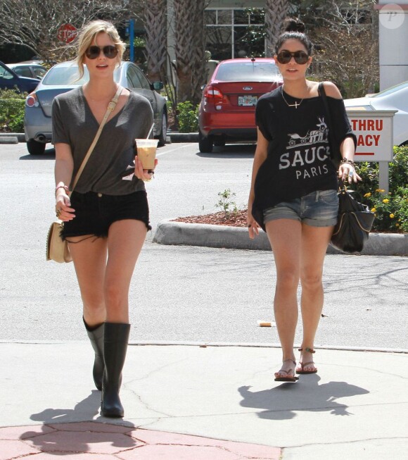 Vanessa Hudgens et son amie Ashley Benson dans un parc d'attractions à Tampa, le 3 mars 2012