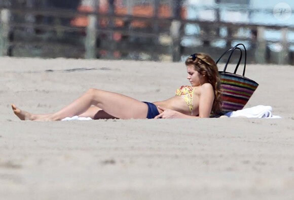 AnnaLynne McCord profite d'une plage de Santa Monica, le 23 février 2012.