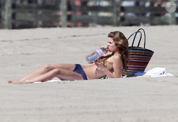 AnnaLynne McCord s'hydrate sur une plage de Santa Monica, le 23 février 2012.