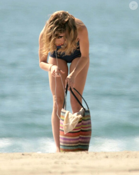 AnnaLynne McCord seule sur une plage de Santa Monica, le 23 février 2012.