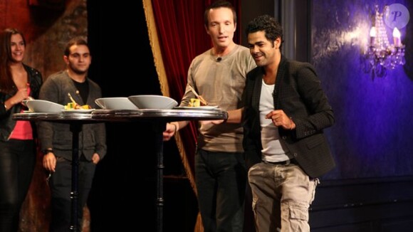 Jamel Debbouze goûte les différents couscous dans Top Chef le 5 mars 2012 sur M6