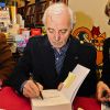 Charles Aznavour signe son livre à Paris, le 16 décembre 2011.