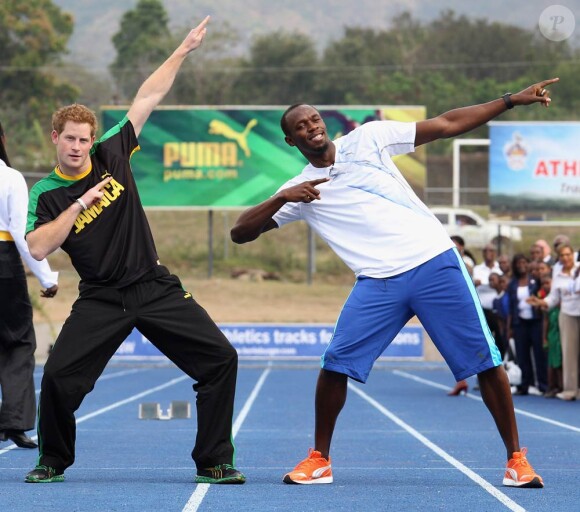 Harry Bolt et Usain Bolt, deux éclairs à Kingston ! Le prince Harry a fait fort pour sa première journée de visite en Jamaïque en tant que représentant de la reine Elizabeth II pour son jubilé de diamant : le 5 mars 2012, à Kingston, il a défié et battu le sprinteur Usain Bolt. Certes, pas à la loyale...