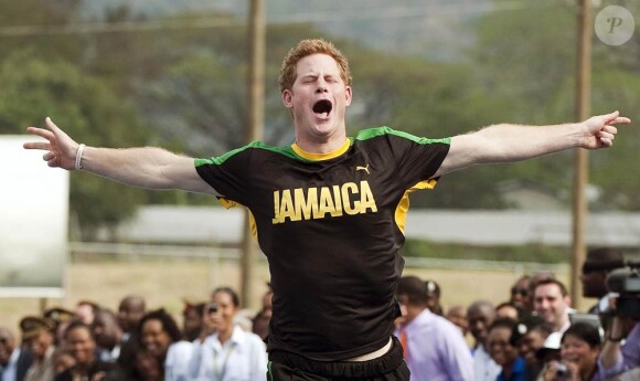Le prince Harry a été plus vif que l'Eclair Usain Bolt ! Pour sa première journée de visite en Jamaïque en tant que représentant de la reine Elizabeth II pour son jubilé de diamant, 'Harry Bolt' a défié et battu le sprinteur Usain Bolt. Mais pas à la régulière.