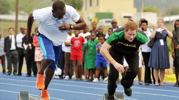 Le prince Harry, vif comme l'Eclair en Jamaïque, laisse Usain Bolt sur place