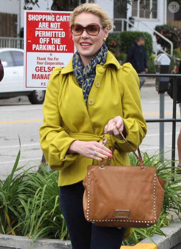 Katherine Heigl sort d'un déjeuner avec sa maman Nancy, à Los Angeles, le 6 mars 2012