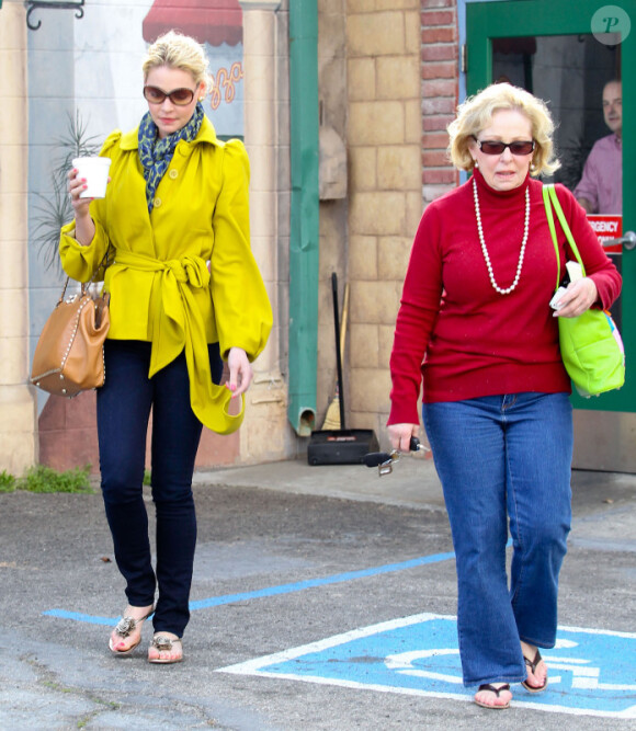Katherine Heigl sort d'un déjeuner avec sa maman Nancy, à Los Angeles, le 6 mars 2012