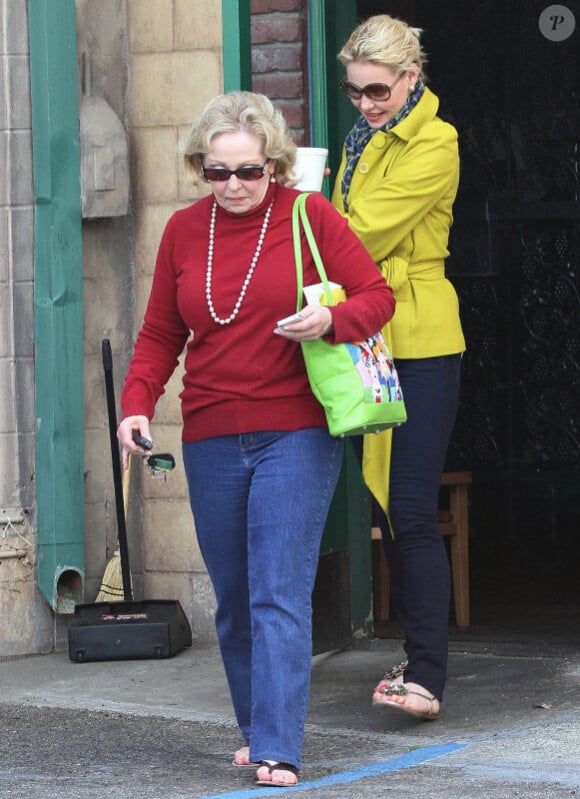 Katherine Heigl, très famille, sort d'un déjeuner avec sa maman Nancy, à Los Angeles, le 6 mars 2012
