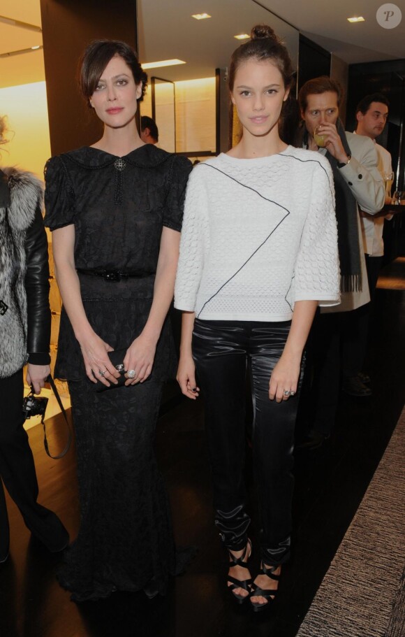 Anna Mouglalis et Laura Neiva lors de l'inauguration de la boutique Chanel au 51 avenue Montaigne à Paris.