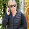 Reese Witherspoon dans les rues de Los Angeles avec une doudoune 
