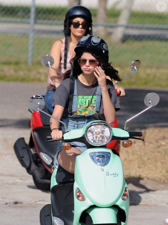 Selena Gomez et Vanessa Hudgens sur le tournage de Spring Breakers, à Tempa en Floride, le 29 février 2012.