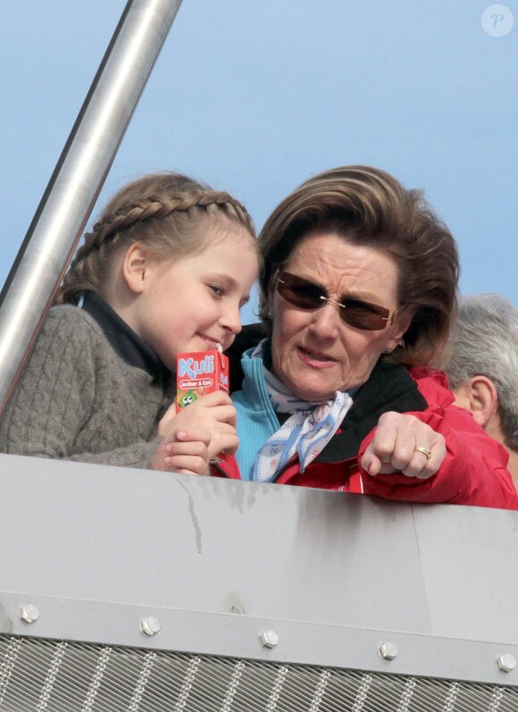 La princesse Ingrid Isabella avec sa grand-mère la reine Sonja lors du concours de saut à skis à Holmenkollen le dimanche 11 mars 2012.
La famille royale norvégienne est chaque année présente à Holmenkollen, complexe sportif à Oslo, pour les épreuves de Coupe du Monde de la FIS (Fédération Internationale de Ski).