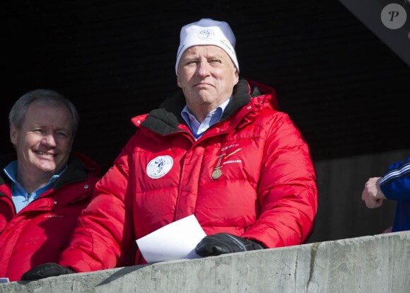 Le roi Harald lors du concours de saut à skis à Holmenkollen le dimanche 11 mars 2012.
La famille royale norvégienne est chaque année présente à Holmenkollen, complexe sportif à Oslo, pour les épreuves de Coupe du Monde de la FIS (Fédération Internationale de Ski).