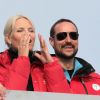 Après dix ans de mariage, la princesse Mette-Marit et le prince Haakon de Norvège affichent toujours une complicité amoureuse parfaite, comme lors du concours de saut à skis à Holmenkollen le dimanche 11 mars 2012.
La famille royale norvégienne est chaque année présente à Holmenkollen, complexe sportif à Oslo, pour les épreuves de Coupe du Monde de la FIS (Fédération Internationale de Ski).