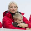 Le prince Sverre Magnus, 6 ans, trouverait-il le temps un peu long, lors du concours de saut à skis à Holmenkollen le dimanche 11 mars 2012 ?
La famille royale norvégienne est chaque année présente à Holmenkollen, complexe sportif à Oslo, pour les épreuves de Coupe du Monde de la FIS (Fédération Internationale de Ski).
