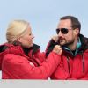 Après dix ans de mariage, la princesse Mette-Marit et le prince Haakon de Norvège affichent toujours une complicité amoureuse parfaite, comme lors du concours de saut à skis à Holmenkollen le dimanche 11 mars 2012.
La famille royale norvégienne est chaque année présente à Holmenkollen, complexe sportif à Oslo, pour les épreuves de Coupe du Monde de la FIS (Fédération Internationale de Ski).