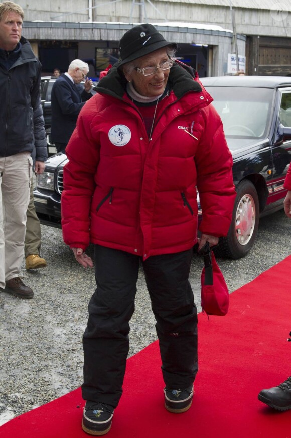 Fidèle au ski et à Holmenkollen, la princesse Astrid de Norvège a reçu un prix spécial le dimanche 11 mars 2012.
La famille royale norvégienne est chaque année présente à Holmenkollen, complexe sportif à Oslo, pour les épreuves de Coupe du Monde de la FIS (Fédération Internationale de Ski).