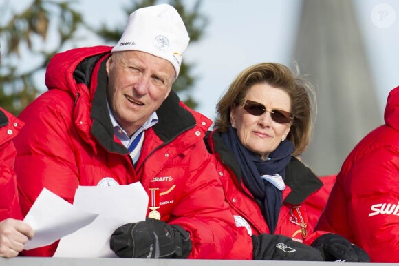 Le roi Harald et la reine Sonja de Norvège lors du concours de saut à skis à Holmenkollen le dimanche 11 mars 2012.
La famille royale norvégienne est chaque année présente à Holmenkollen, complexe sportif à Oslo, pour les épreuves de Coupe du Monde de la FIS (Fédération Internationale de Ski).
