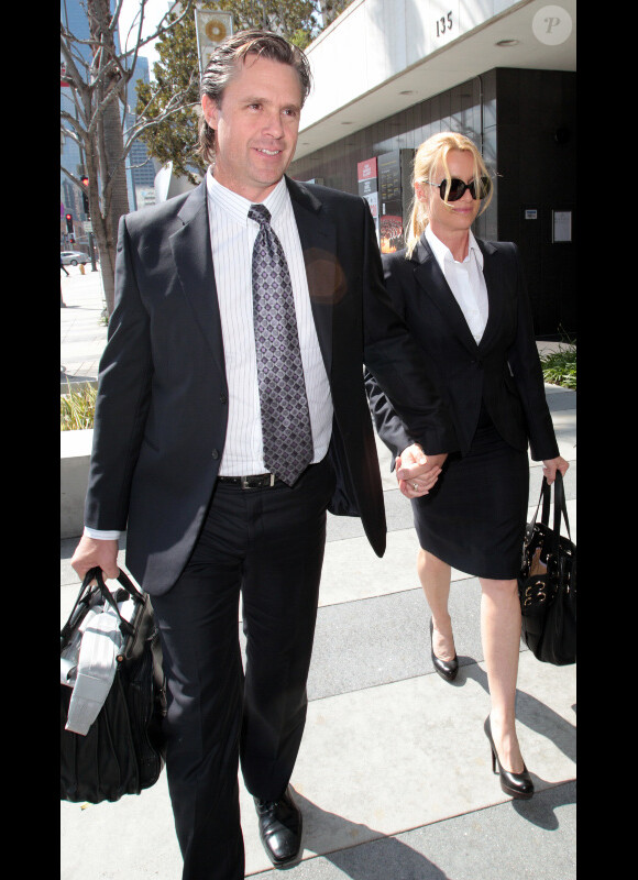 Nicollette Sheridan sur la route du tribunal pour son procès contre le scénariste Marc Cherry, à Los Angeles, le 1er mars 2012