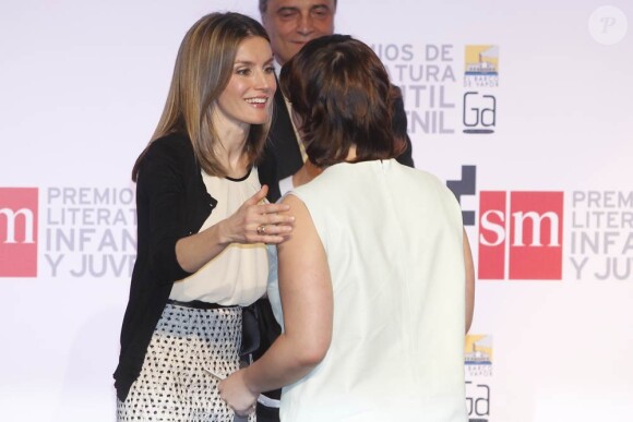 Letizia d'Espagne décernait avec plaisir le 13 mars 2012 des prix de littérature jeunesse, au palais royal de Correos, à Madrid.
