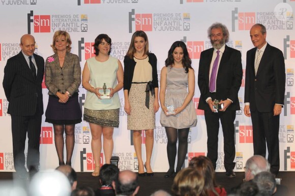 Letizia d'Espagne, très élégante comme toujours, décernait le 13 mars 2012 des prix de littérature jeunesse, au palais royal de Correos, à Madrid.