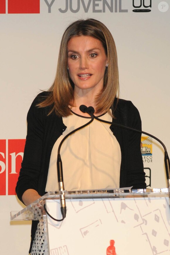 Letizia d'Espagne décernait le 13 mars 2012 des prix de littérature jeunesse, au palais royal de Correos, à Madrid.
