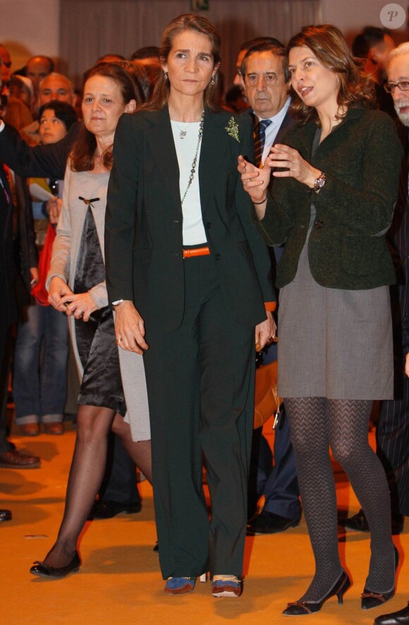 L'infante Elena d'Espagne inaugurait le 14 mars 2012 un Salon de l'emploi à Madrid.