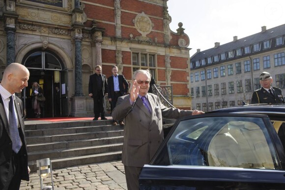 Le prince Henrik de Danemark au Salon des antiquaires de Copenhague le 11 mars 2012.