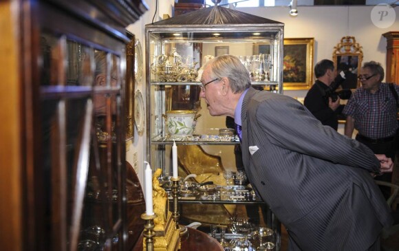 Le prince Henrik de Danemark au Salon des antiquaires de Copenhague le 11 mars 2012.