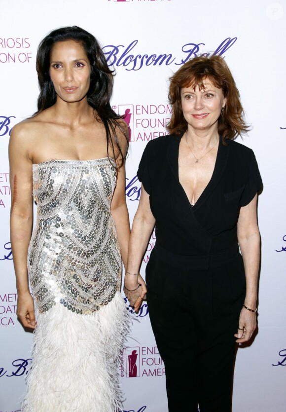 Padma Lakshmi et Susan Sarandon, deux soutiens très glamour de l'association EFA, lors du Blossom Ball organisé à la New York Public Library. Le 15 mars 2012.