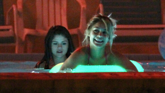 Vanessa Hudgens, Selena Gomez et Ashley Benson : bain sexy dans un bain à remous
