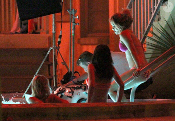 Vanessa Hudgens et Selena Gomez lors du tournage du film Spring Breakers le 14 mars 2012 à St Petersburg en Floride 